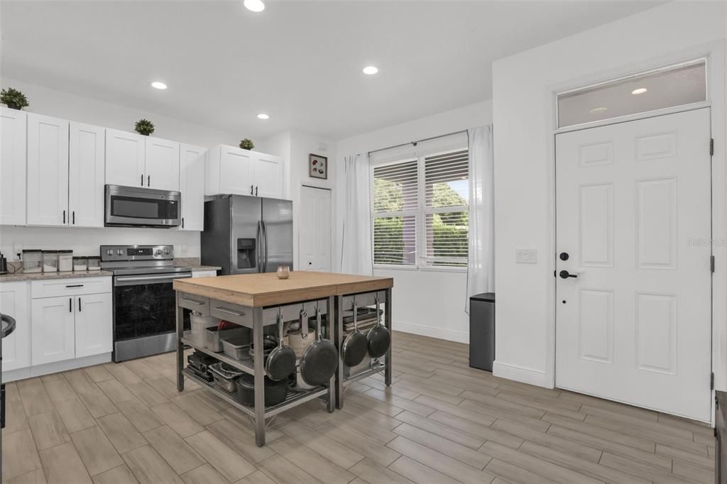For Sale: $575,000 (3 beds, 2 baths, 1713 Square Feet)