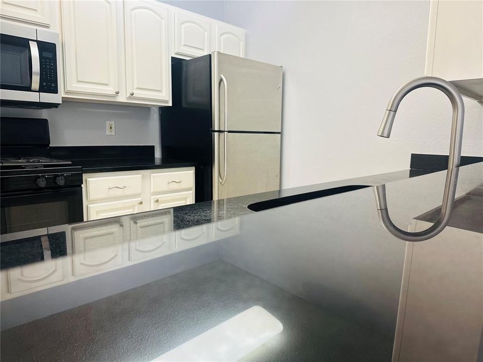 В аренду: $1,300 (2 спален, 1 ванн, 830 Квадратных фут)