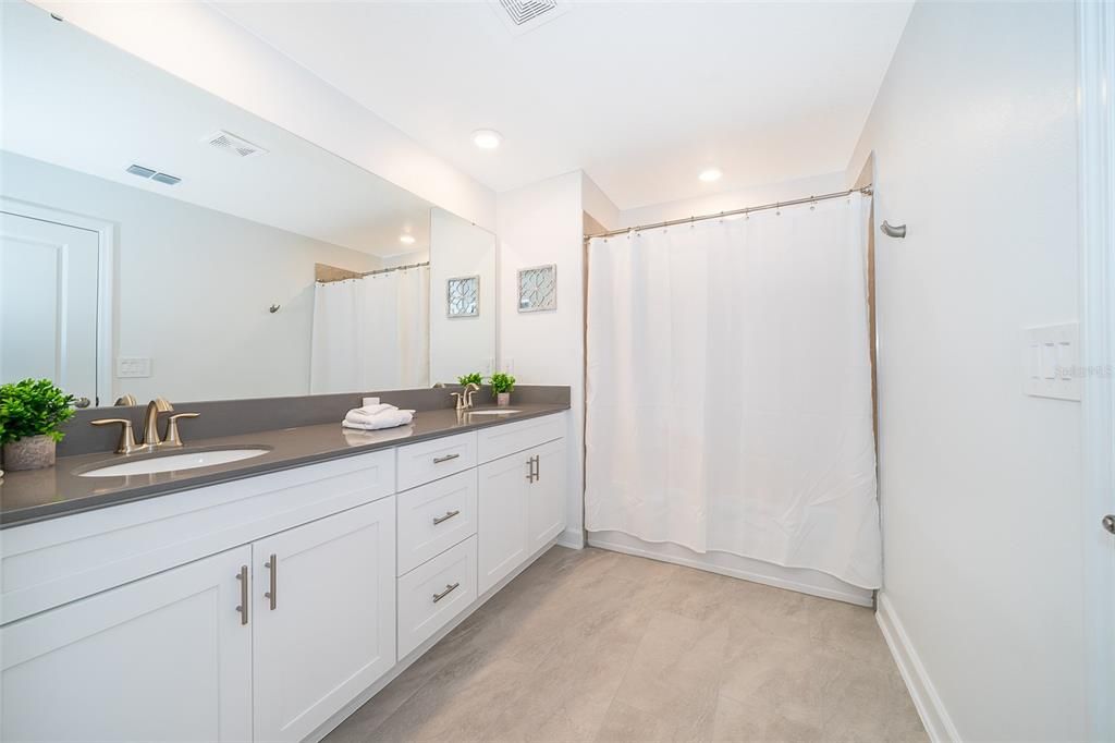 В аренду: $3,200 (5 спален, 4 ванн, 2168 Квадратных фут)