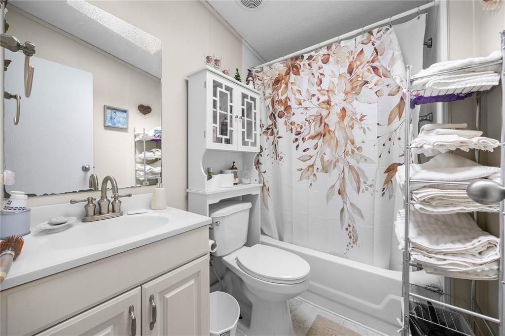 For Sale: $159,999 (3 beds, 2 baths, 1296 Square Feet)