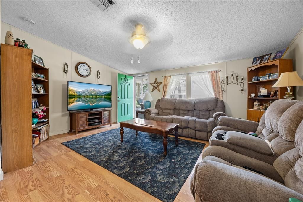 For Sale: $159,999 (3 beds, 2 baths, 1296 Square Feet)