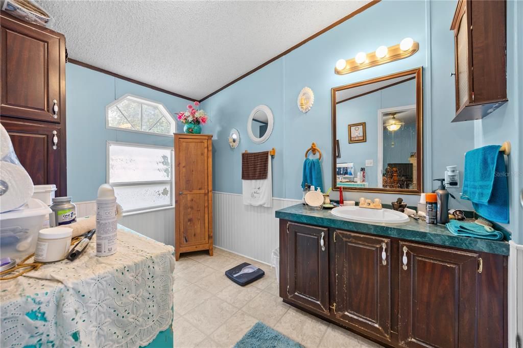 For Sale: $159,999 (3 beds, 2 baths, 1296 Square Feet)