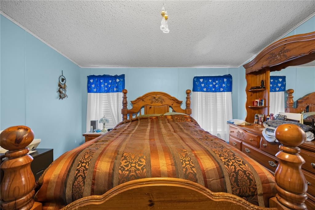 For Sale: $159,999 (3 beds, 2 baths, 1296 Square Feet)
