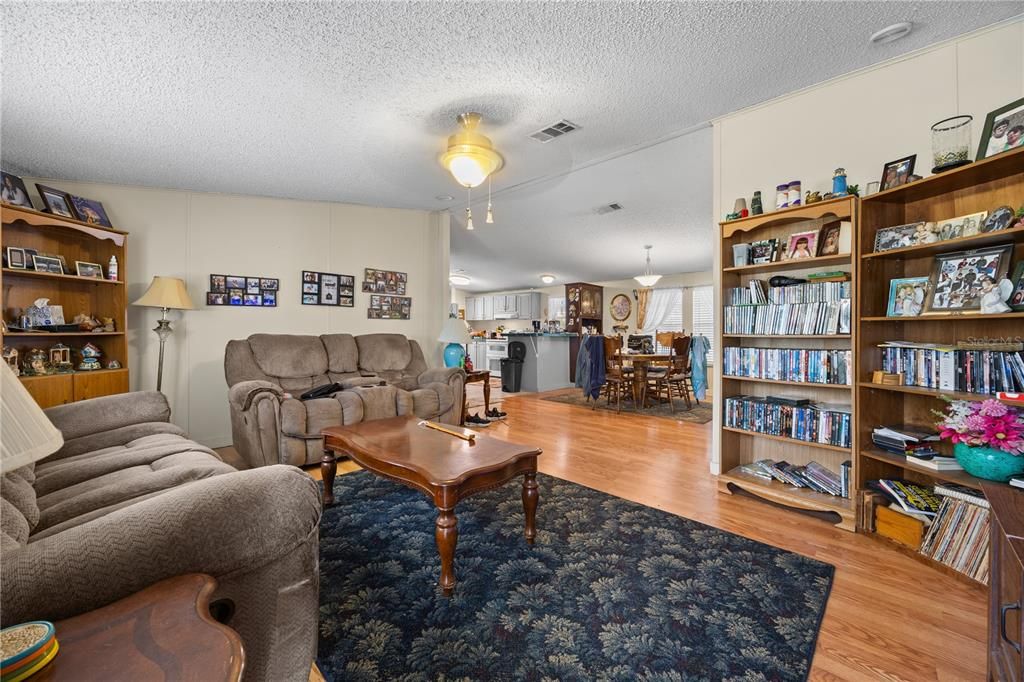 For Sale: $159,999 (3 beds, 2 baths, 1296 Square Feet)