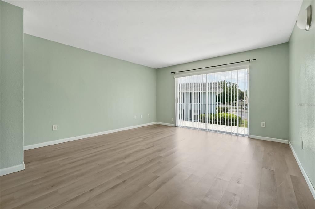 For Sale: $125,000 (2 beds, 2 baths, 944 Square Feet)