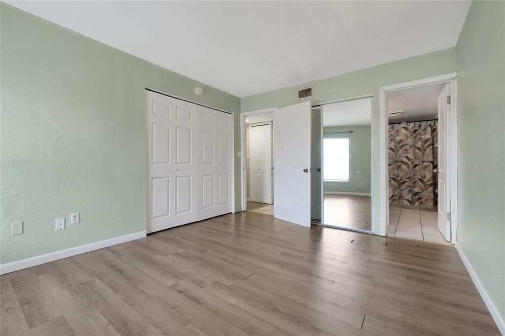 For Sale: $125,000 (2 beds, 2 baths, 944 Square Feet)