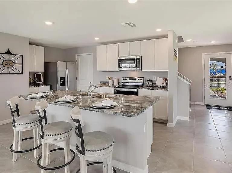 For Sale: $409,900 (4 beds, 2 baths, 2328 Square Feet)