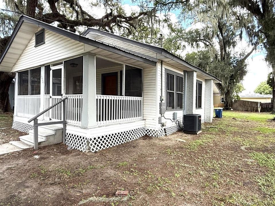 For Sale: $199,900 (3 beds, 1 baths, 880 Square Feet)