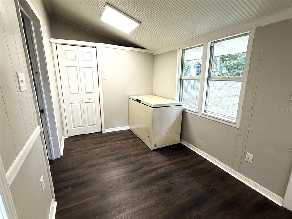 For Sale: $199,900 (3 beds, 1 baths, 880 Square Feet)