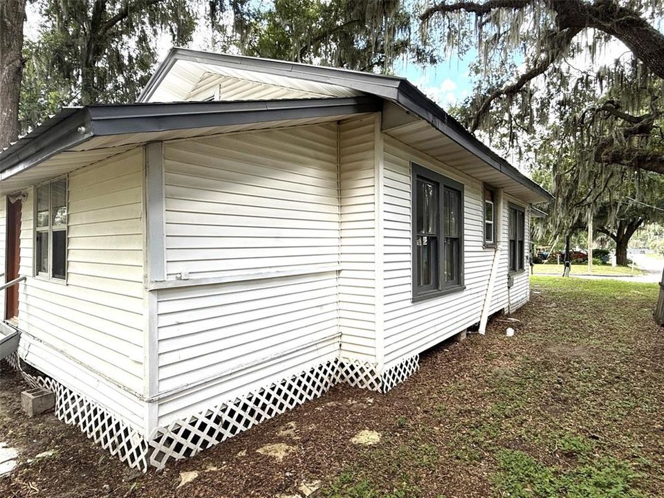 For Sale: $199,900 (3 beds, 1 baths, 880 Square Feet)
