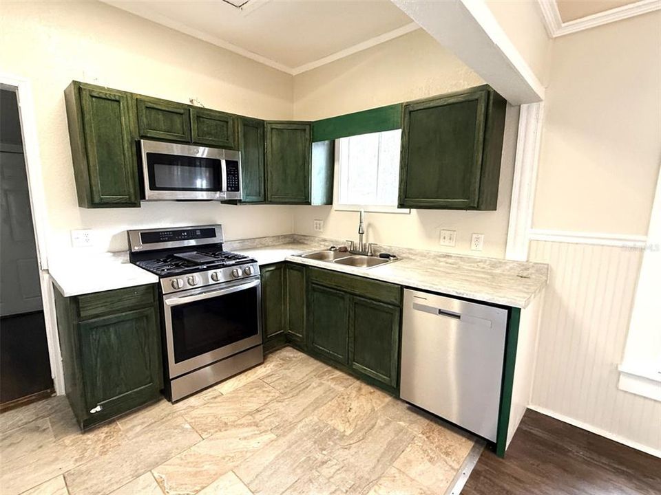 For Sale: $199,900 (3 beds, 1 baths, 880 Square Feet)