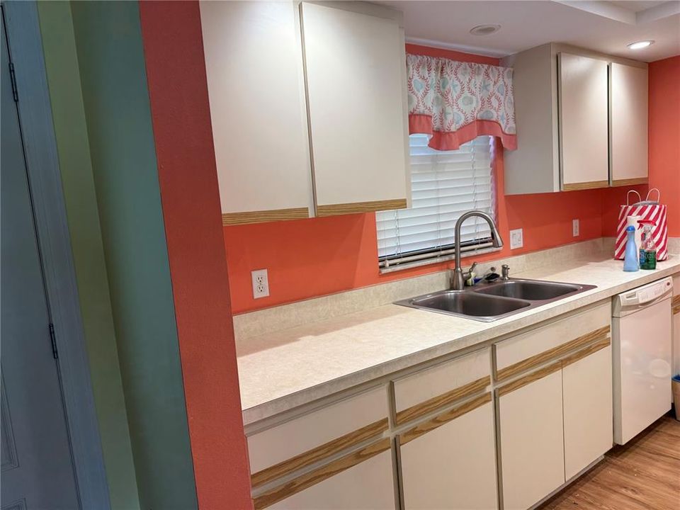 For Sale: $264,900 (3 beds, 2 baths, 1402 Square Feet)