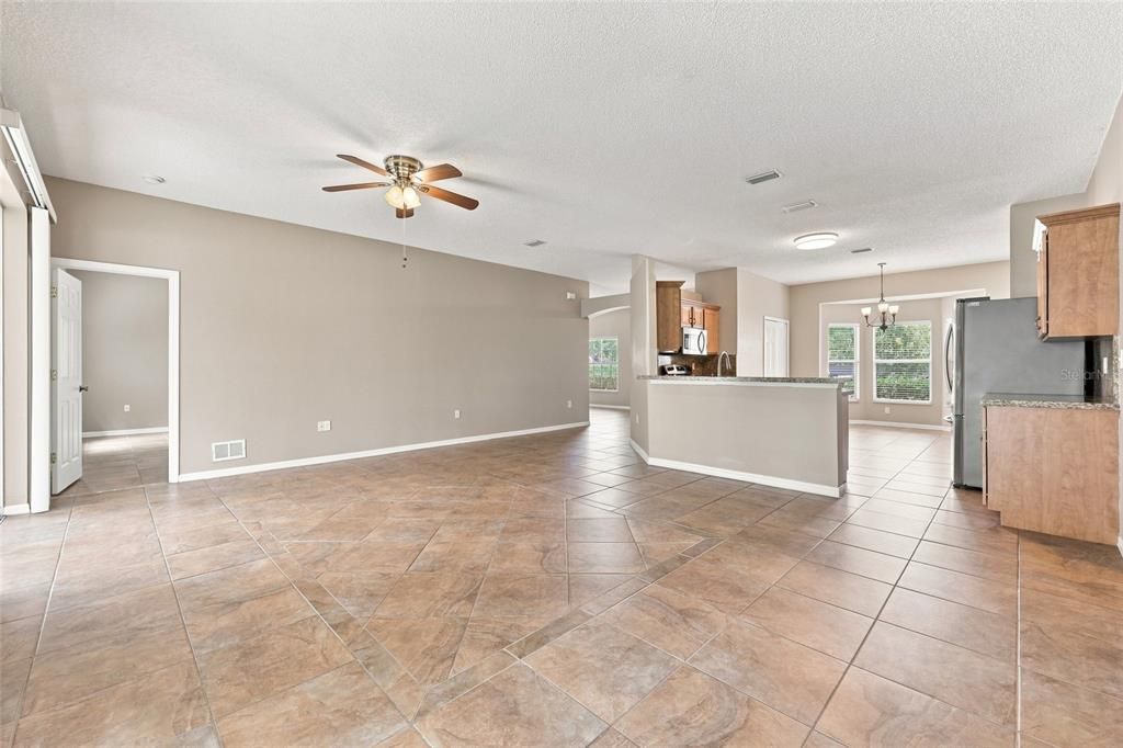 For Sale: $325,000 (3 beds, 2 baths, 1884 Square Feet)