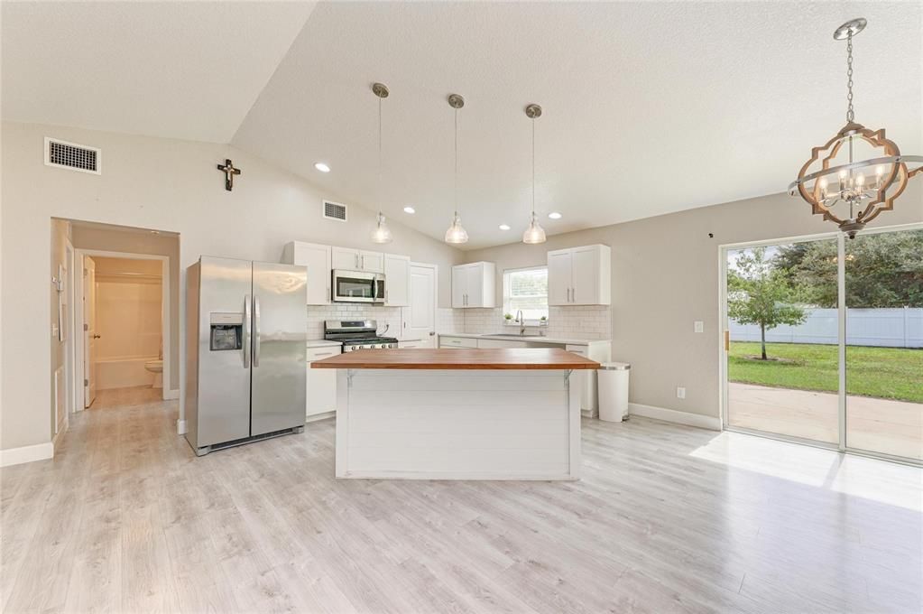 Active With Contract: $299,900 (3 beds, 2 baths, 1401 Square Feet)