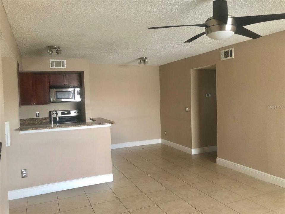 For Rent: $1,600 (2 beds, 1 baths, 919 Square Feet)