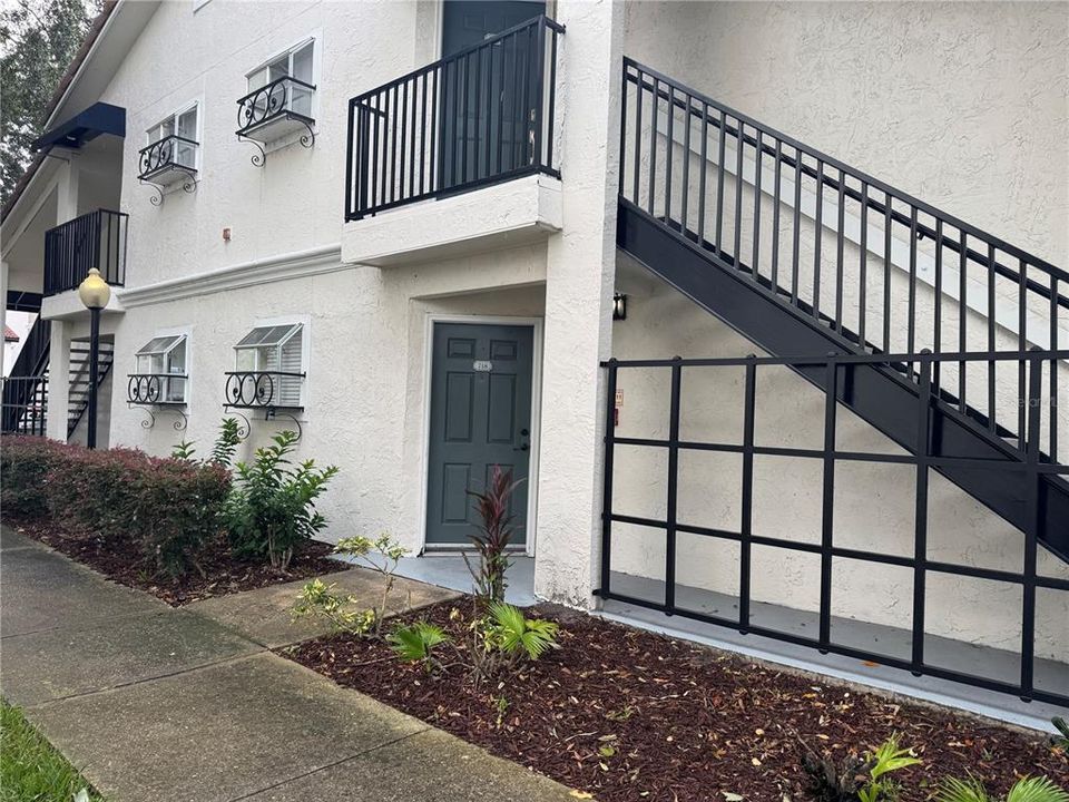 For Rent: $1,600 (2 beds, 1 baths, 919 Square Feet)