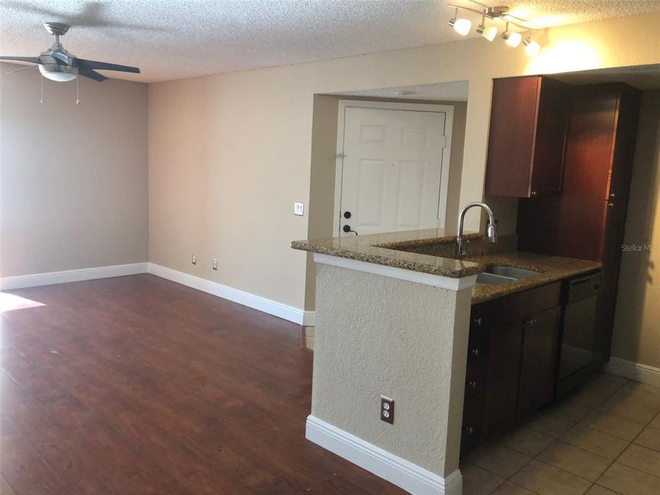 For Rent: $1,600 (2 beds, 1 baths, 919 Square Feet)