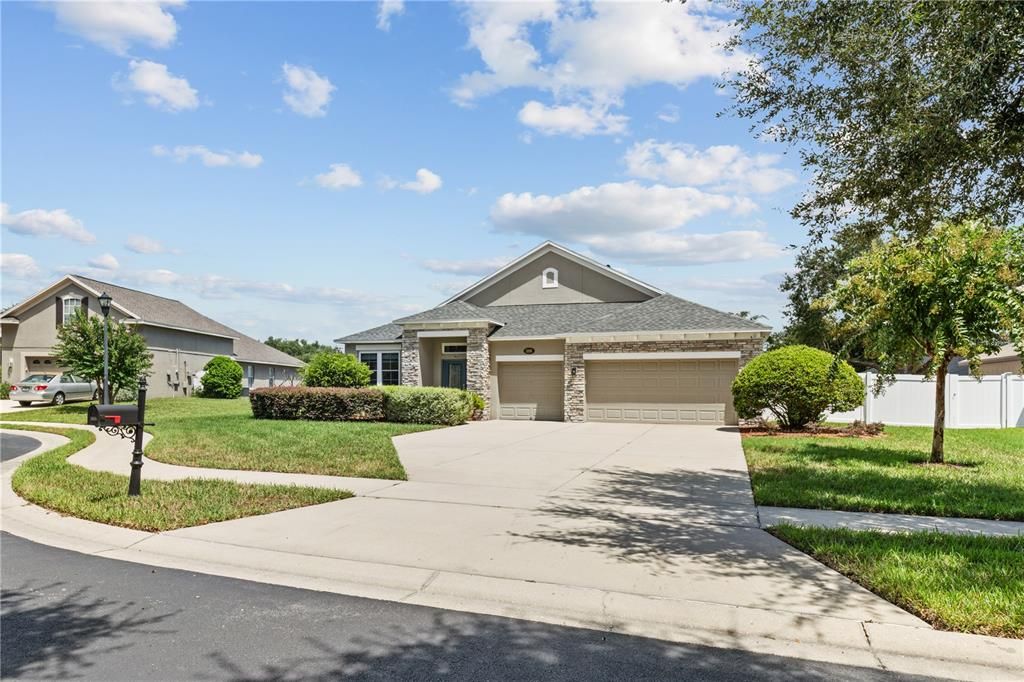 For Sale: $559,900 (4 beds, 3 baths, 2297 Square Feet)