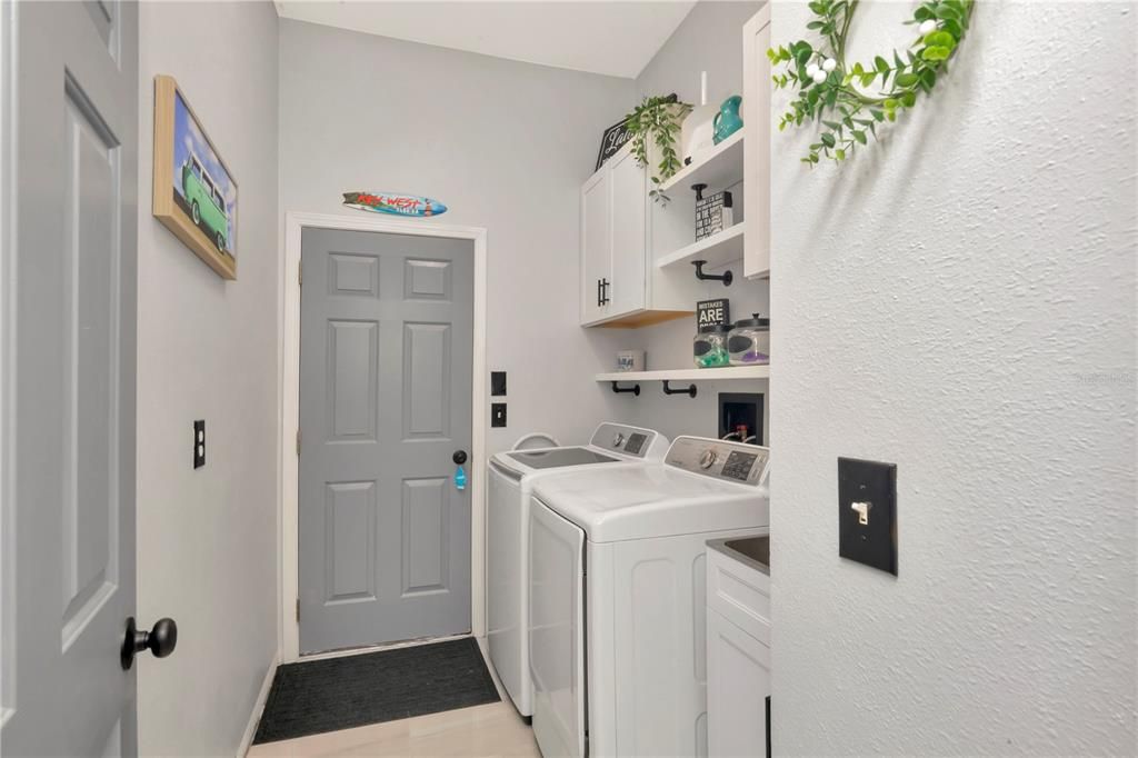 For Sale: $370,000 (3 beds, 2 baths, 2082 Square Feet)