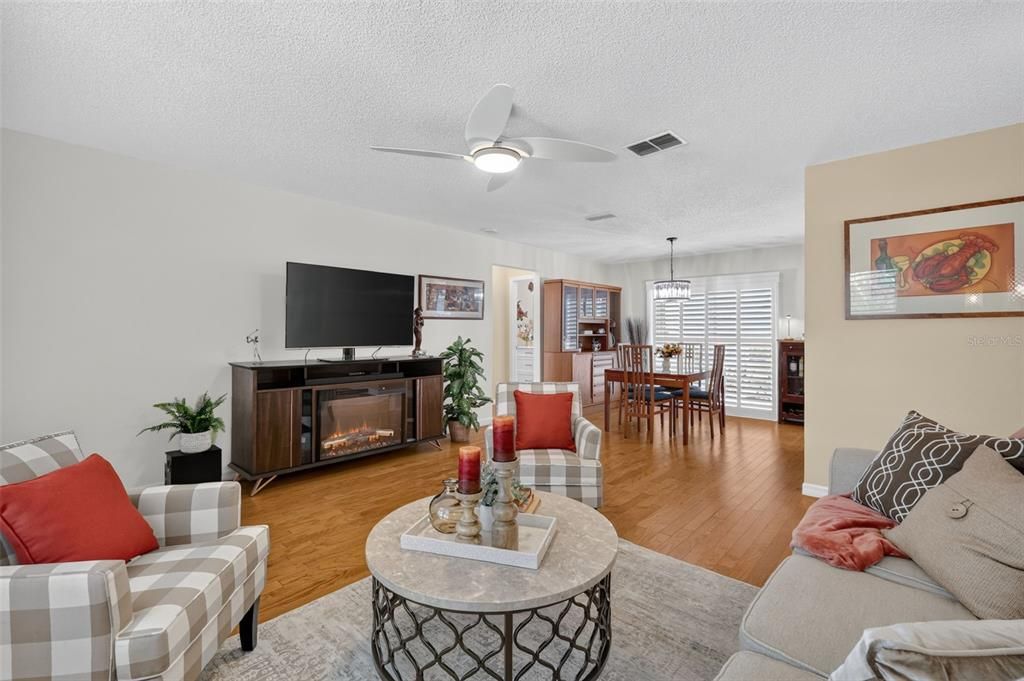 For Sale: $355,000 (2 beds, 2 baths, 1452 Square Feet)