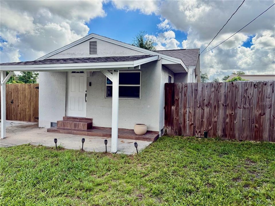 For Sale: $225,000 (2 beds, 1 baths, 704 Square Feet)