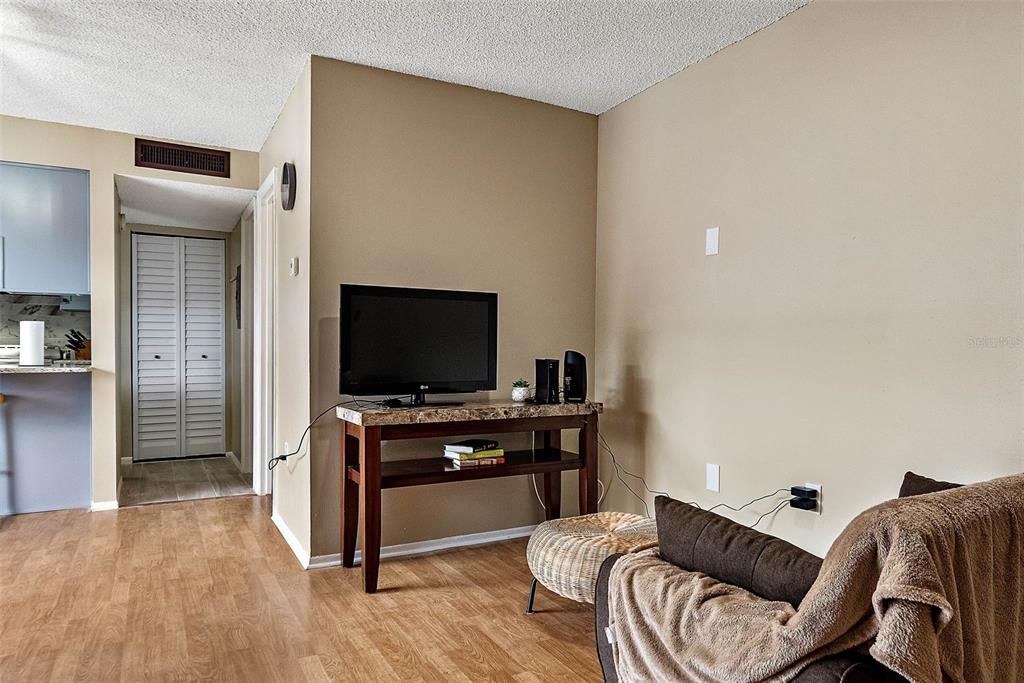For Rent: $1,495 (1 beds, 1 baths, 415 Square Feet)