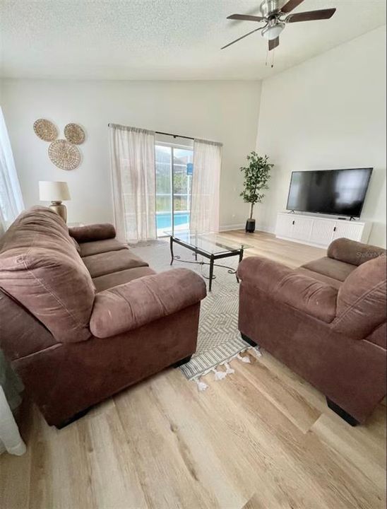 For Sale: $405,999 (4 beds, 2 baths, 1921 Square Feet)
