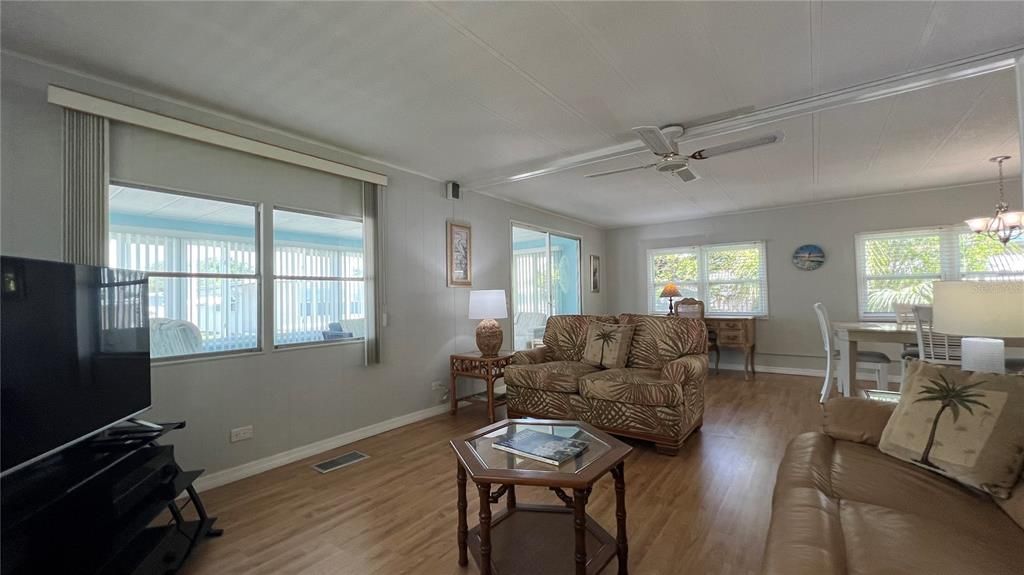 En Venta: $169,500 (2 camas, 2 baños, 1208 Pies cuadrados)