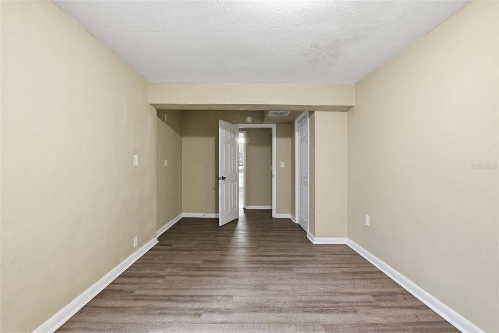 For Sale: $244,900 (5 beds, 2 baths, 2258 Square Feet)
