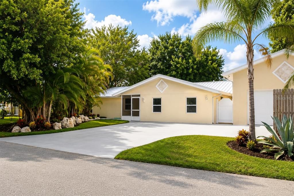 Active With Contract: $354,000 (3 beds, 2 baths, 1838 Square Feet)