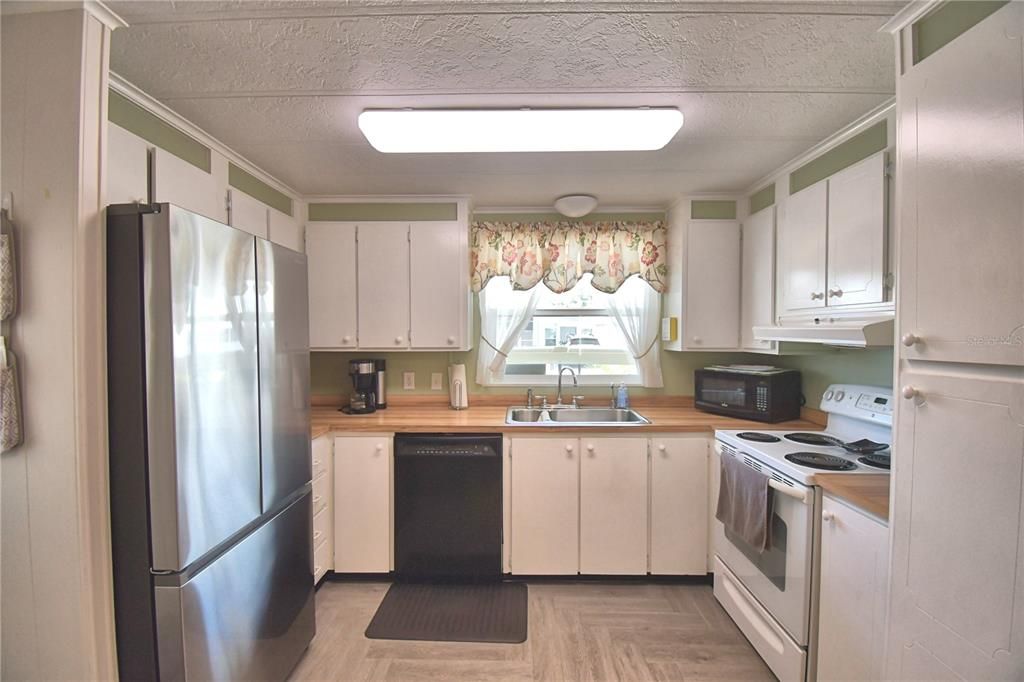 Active With Contract: $119,900 (2 beds, 2 baths, 912 Square Feet)