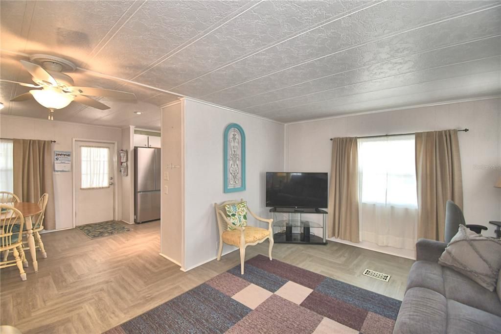 Active With Contract: $119,900 (2 beds, 2 baths, 912 Square Feet)