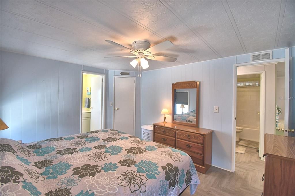 Active With Contract: $119,900 (2 beds, 2 baths, 912 Square Feet)