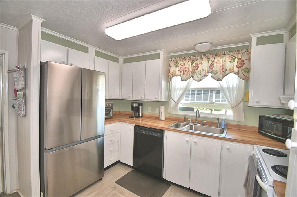 Active With Contract: $119,900 (2 beds, 2 baths, 912 Square Feet)
