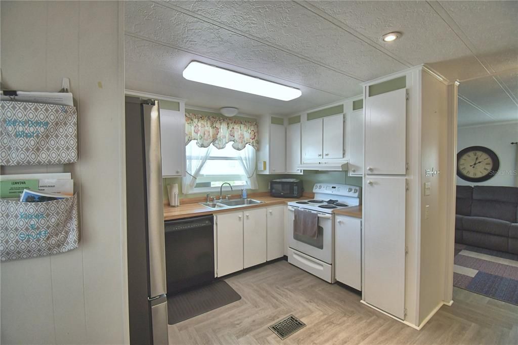 Active With Contract: $119,900 (2 beds, 2 baths, 912 Square Feet)