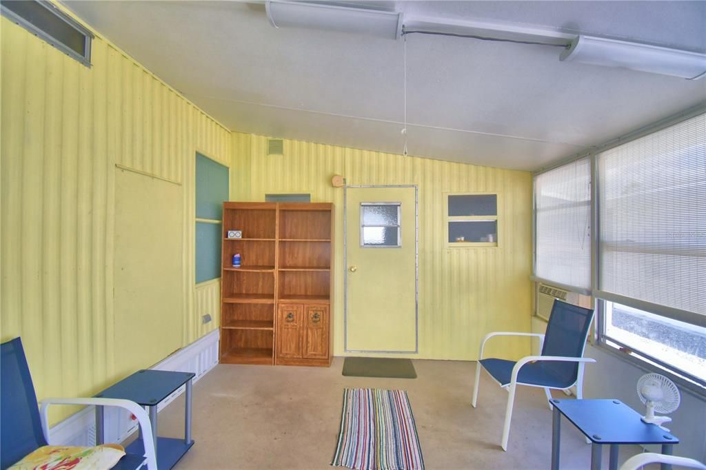 Active With Contract: $119,900 (2 beds, 2 baths, 912 Square Feet)