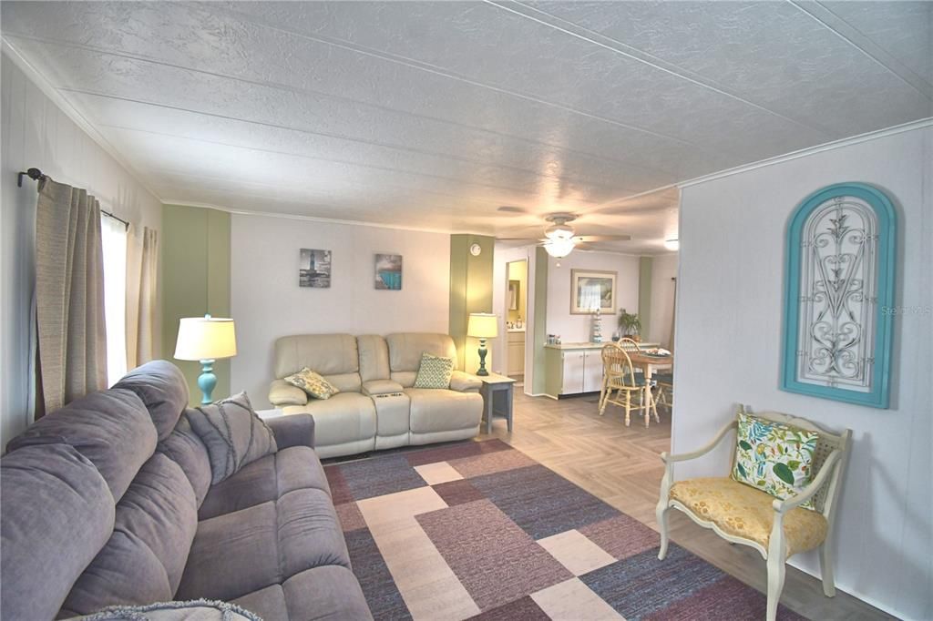 Active With Contract: $119,900 (2 beds, 2 baths, 912 Square Feet)