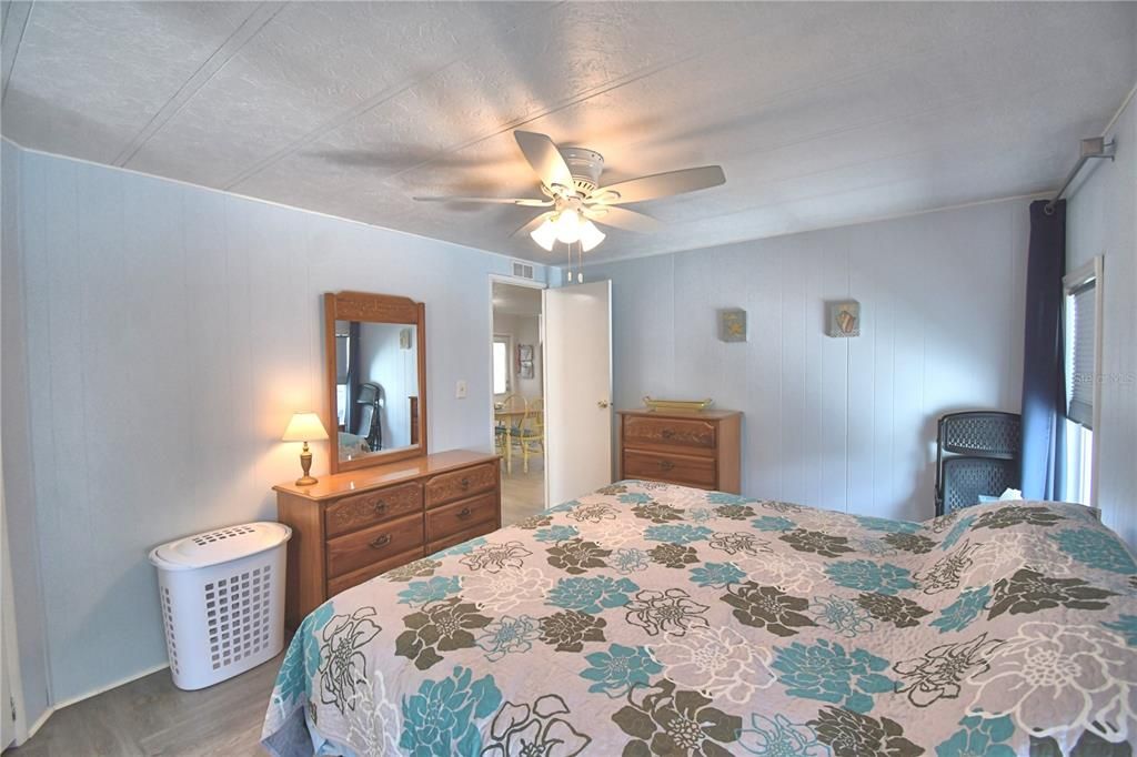 Active With Contract: $119,900 (2 beds, 2 baths, 912 Square Feet)