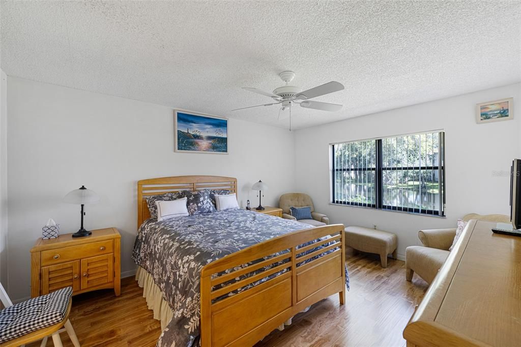 На продажу: $269,900 (2 спален, 2 ванн, 1174 Квадратных фут)