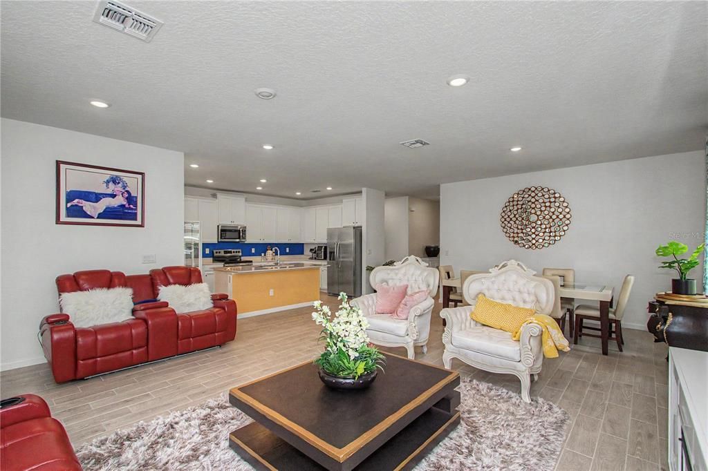 For Sale: $315,000 (4 beds, 3 baths, 2039 Square Feet)
