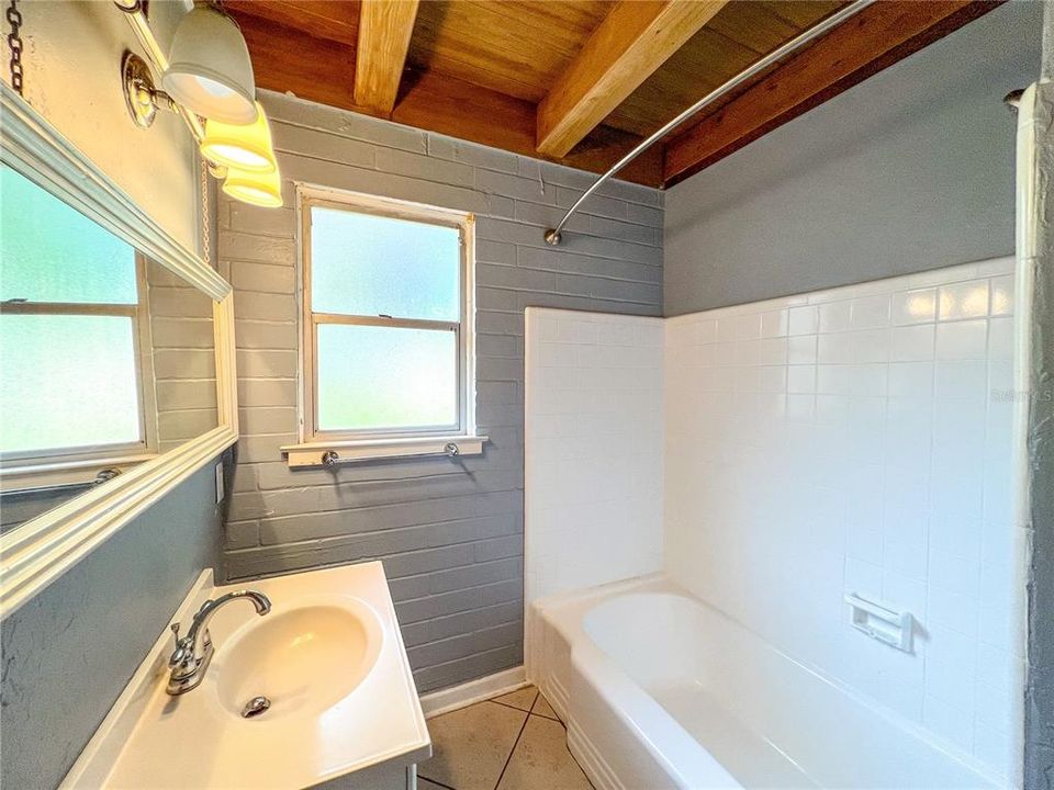 For Rent: $2,125 (4 beds, 2 baths, 2333 Square Feet)