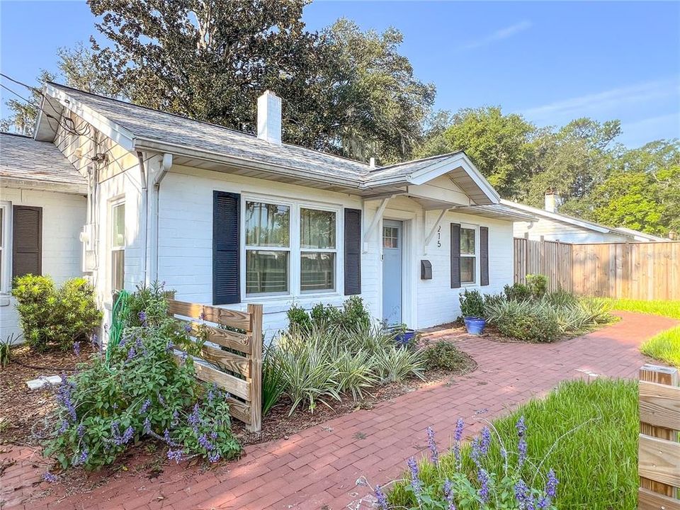 For Rent: $2,125 (4 beds, 2 baths, 2333 Square Feet)