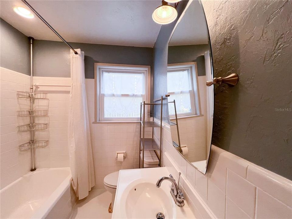 For Rent: $2,125 (4 beds, 2 baths, 2333 Square Feet)