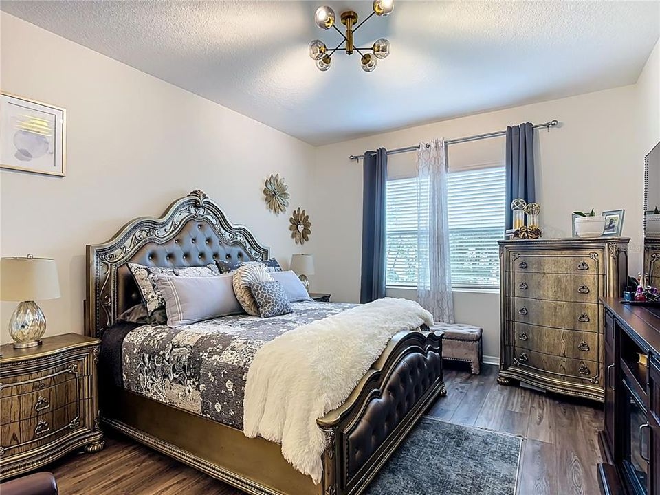 For Sale: $349,500 (2 beds, 2 baths, 1437 Square Feet)