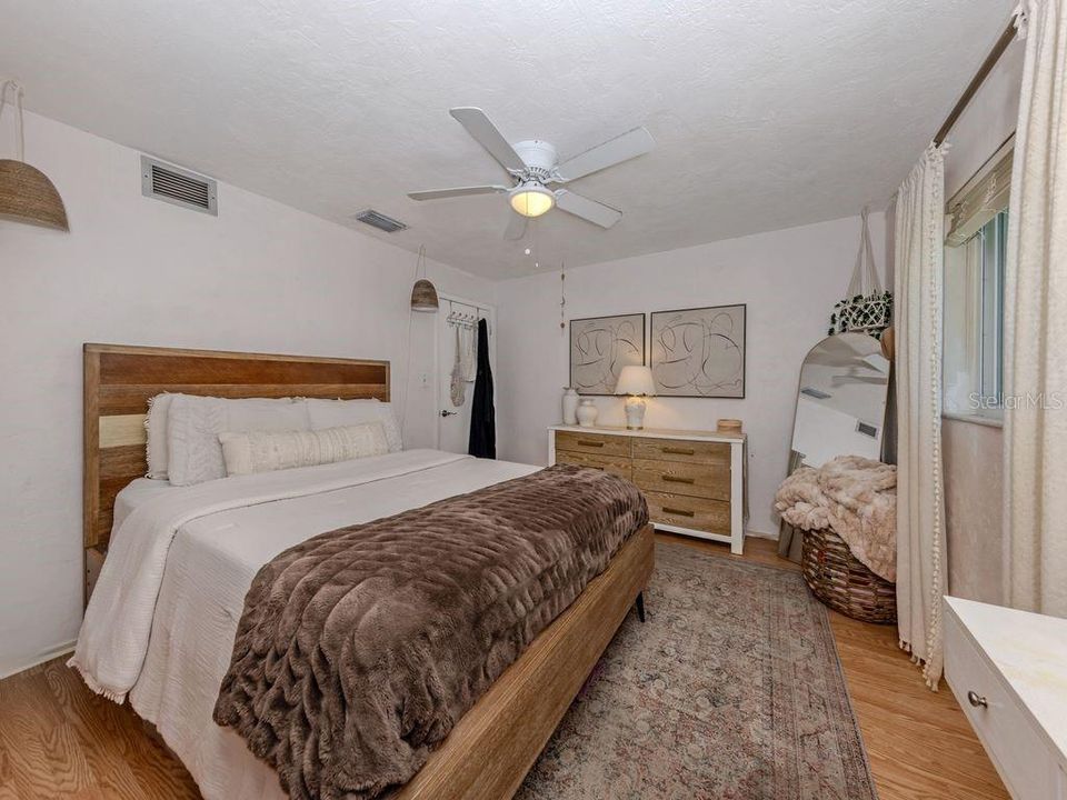 For Sale: $549,750 (4 beds, 2 baths, 1959 Square Feet)