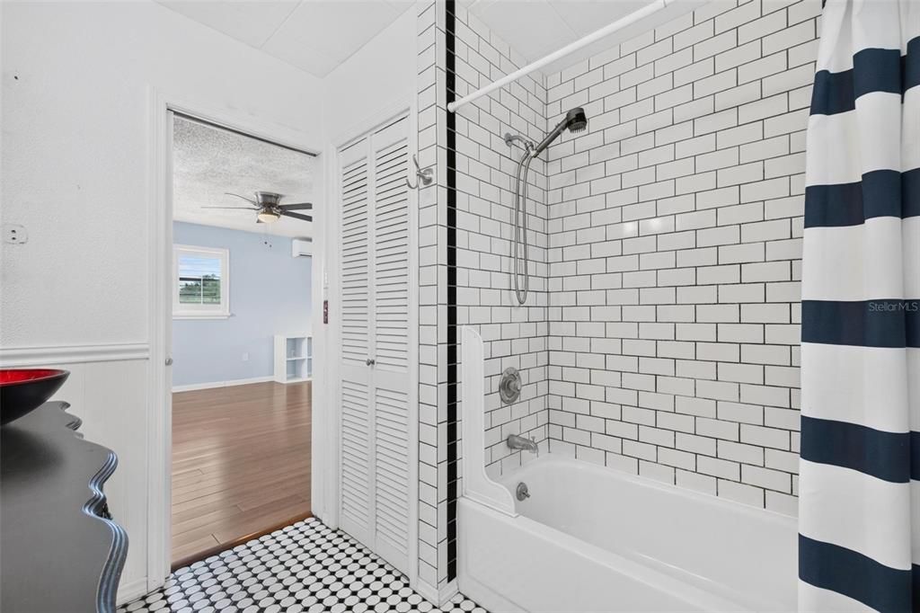 For Rent: $1,750 (1 beds, 1 baths, 624 Square Feet)