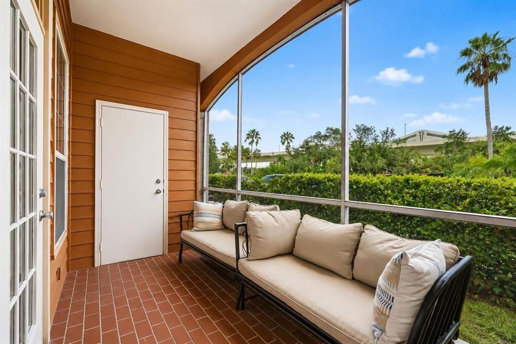 For Sale: $220,000 (2 beds, 2 baths, 1085 Square Feet)