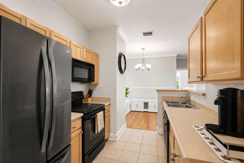 For Sale: $220,000 (2 beds, 2 baths, 1085 Square Feet)