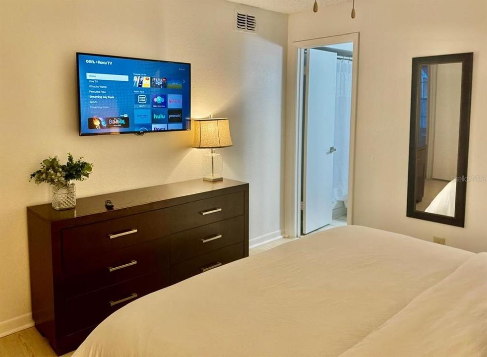 For Rent: $2,390 (2 beds, 2 baths, 971 Square Feet)
