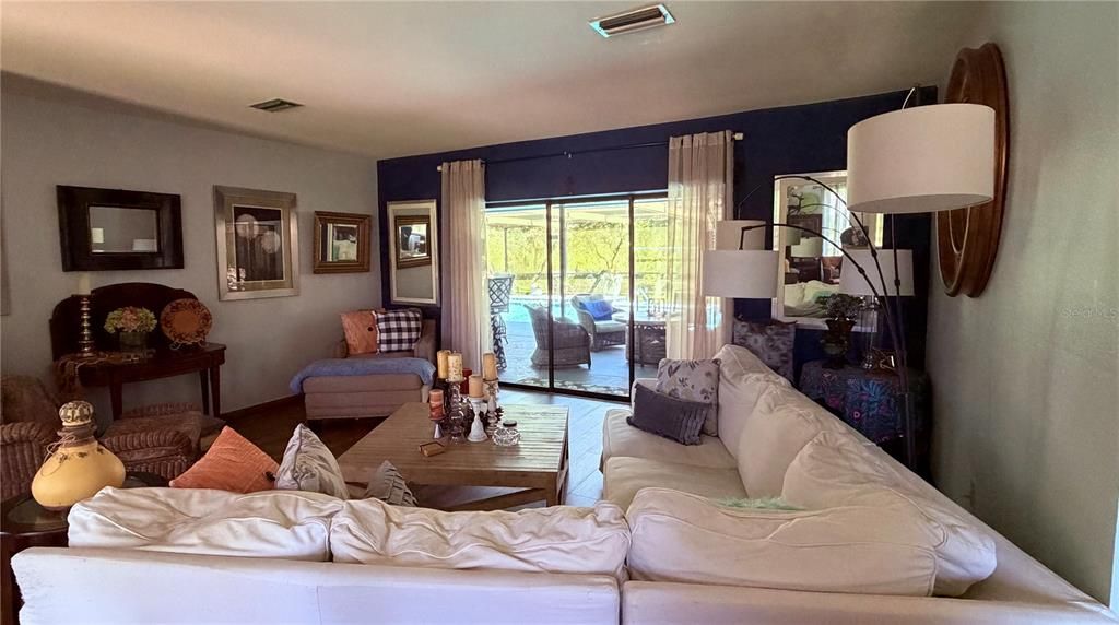 En Venta: $425,000 (3 camas, 2 baños, 2111 Pies cuadrados)